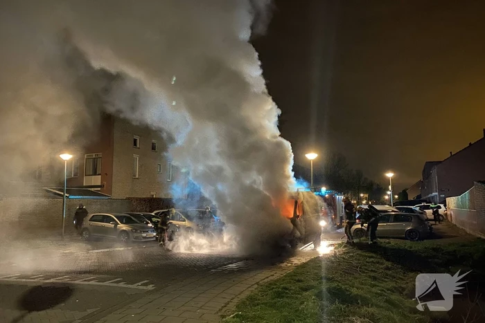 Bestelbus volledig in vlammen