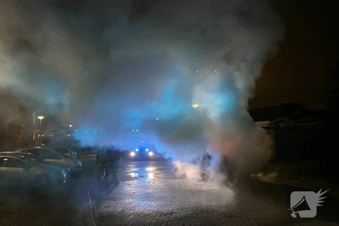 Bestelbus volledig in vlammen