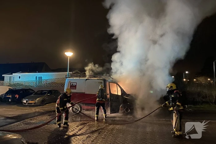 Bestelbus volledig in vlammen
