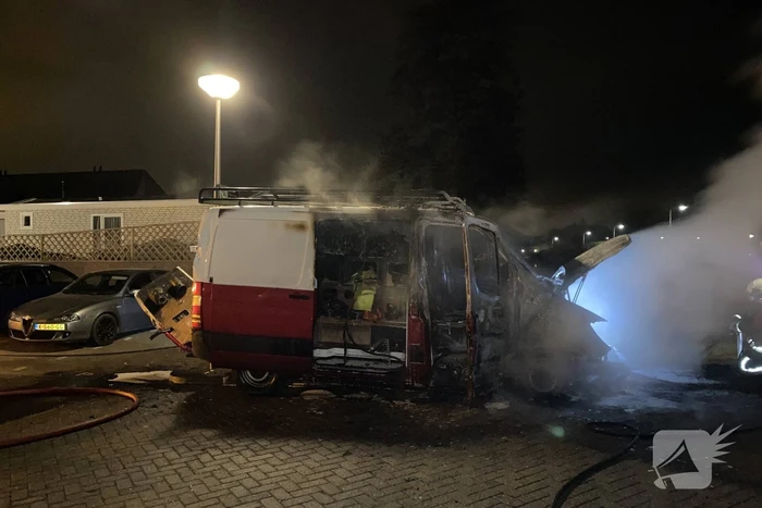 Bestelbus volledig in vlammen
