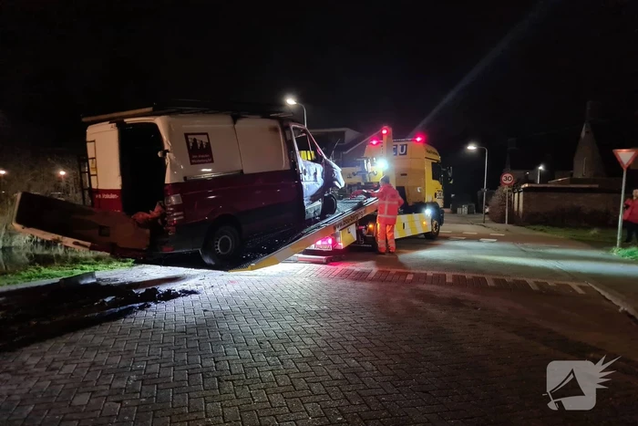 Bestelbus volledig in vlammen