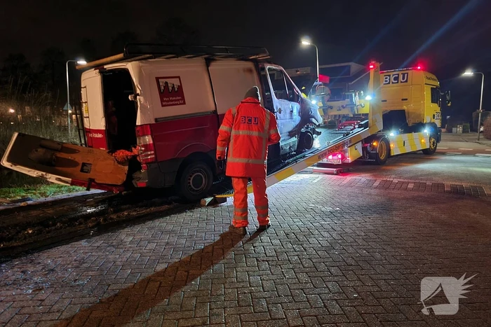 Bestelbus volledig in vlammen