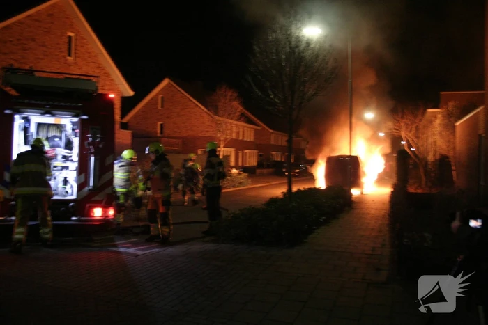 Geparkeerde bestelbus volledig in brand