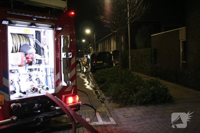 Geparkeerde bestelbus volledig in brand
