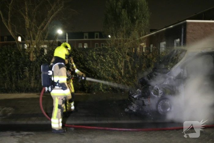 Geparkeerde bestelbus volledig in brand