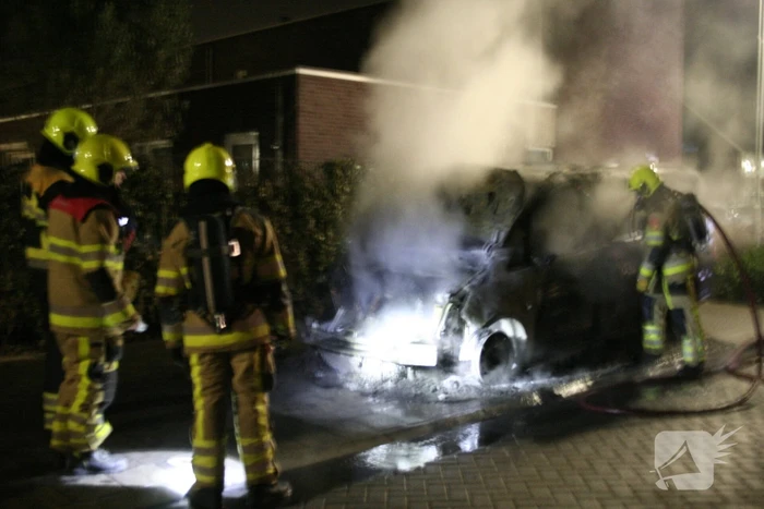 Geparkeerde bestelbus volledig in brand