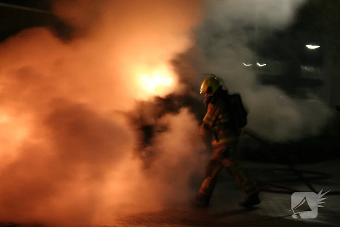 Geparkeerde bestelbus volledig in brand