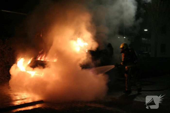 Geparkeerde bestelbus volledig in brand