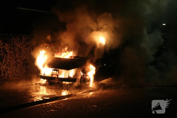 Geparkeerde bestelbus volledig in brand