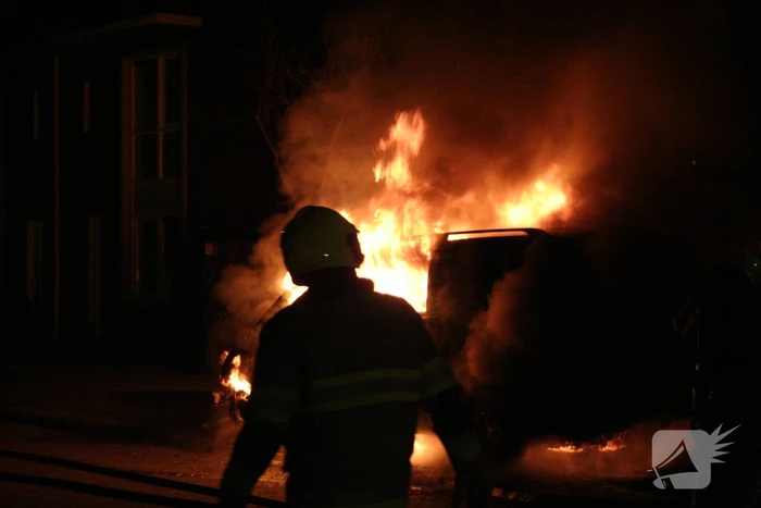 Geparkeerde bestelbus volledig in brand