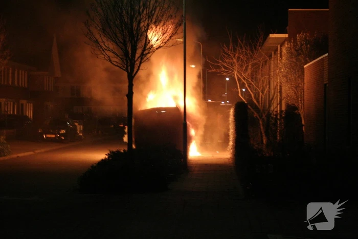 Geparkeerde bestelbus volledig in brand