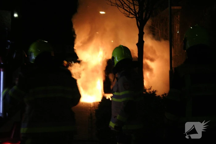 Geparkeerde bestelbus volledig in brand