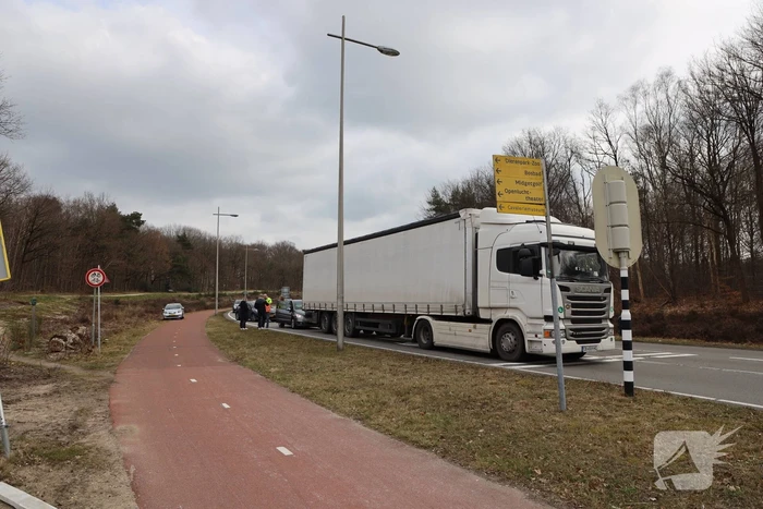 Automobilist botst achterop trailer van vrachtwagen