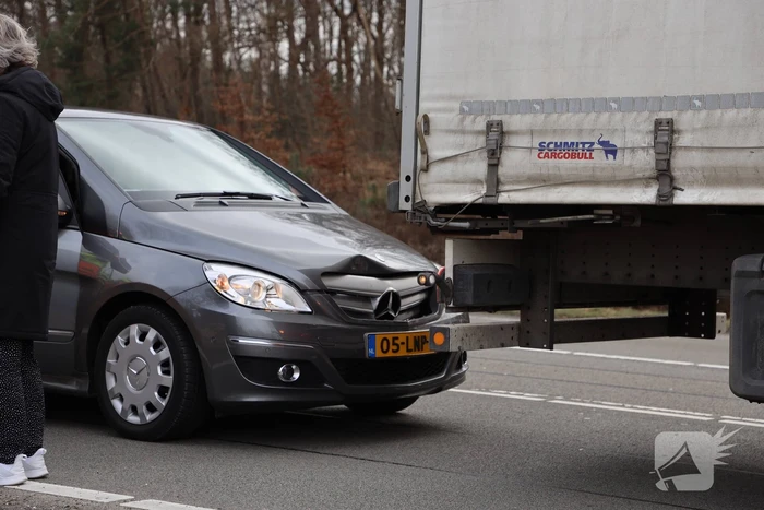 Automobilist botst achterop trailer van vrachtwagen
