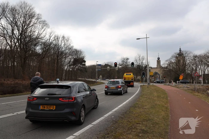 Automobilist botst achterop trailer van vrachtwagen
