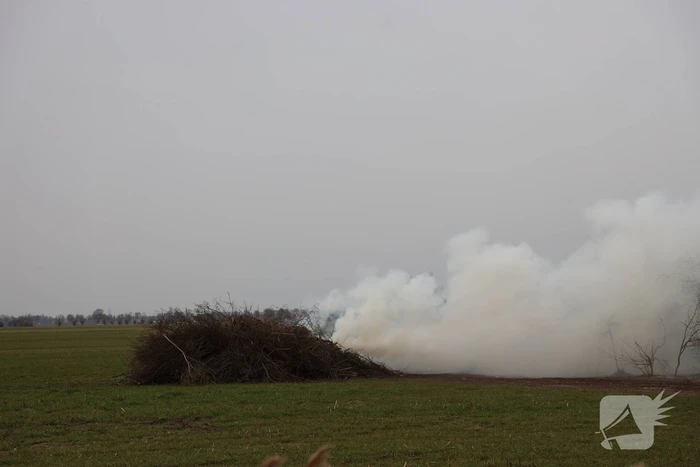 Dikke rookwolken over de snelweg