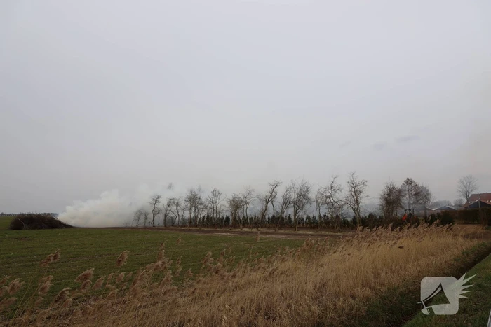 Dikke rookwolken over de snelweg