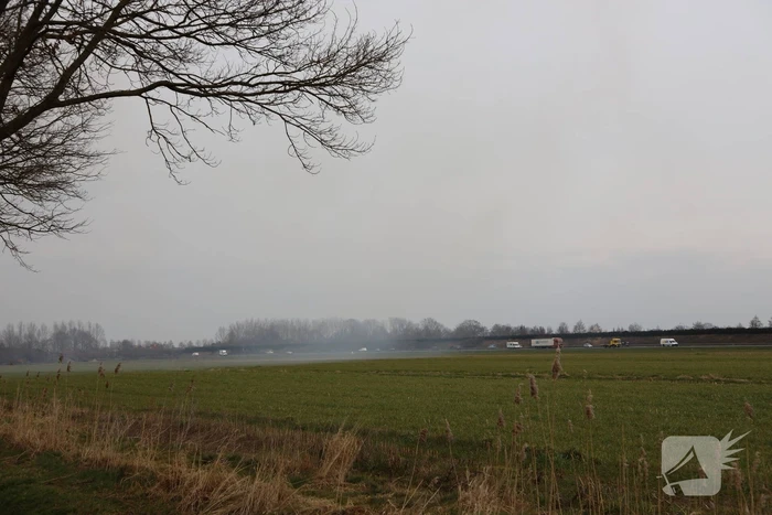 Dikke rookwolken over de snelweg
