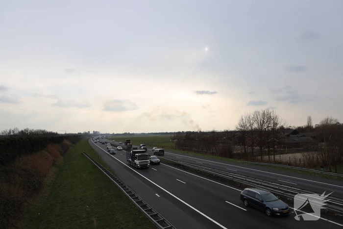 Dikke rookwolken over de snelweg