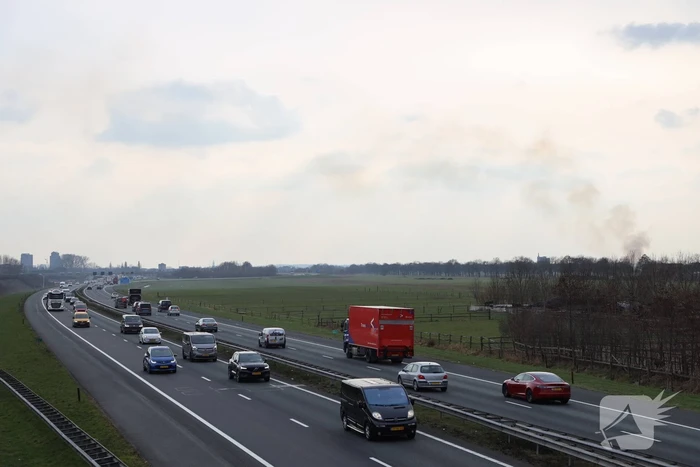 Dikke rookwolken over de snelweg