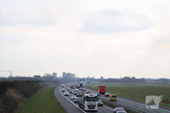 Dikke rookwolken over de snelweg