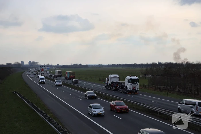 Dikke rookwolken over de snelweg
