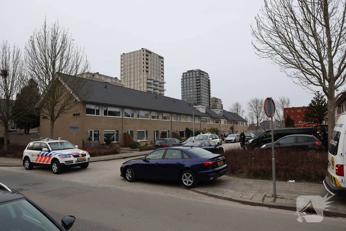 Zwaarbewapende agenten bij woning in Schuilenburg