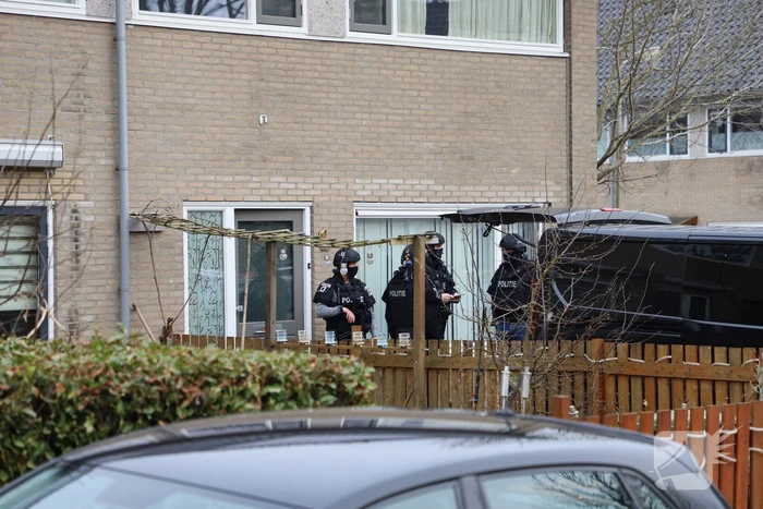 Zwaarbewapende agenten bij woning in Schuilenburg