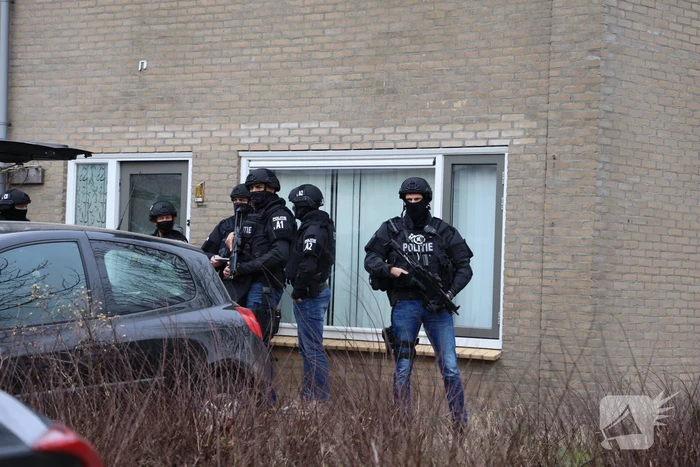Zwaarbewapende agenten bij woning in Schuilenburg