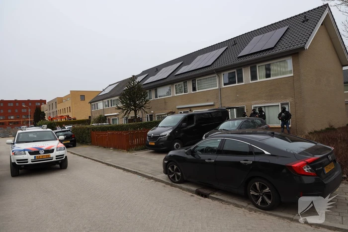 Zwaarbewapende agenten bij woning in Schuilenburg