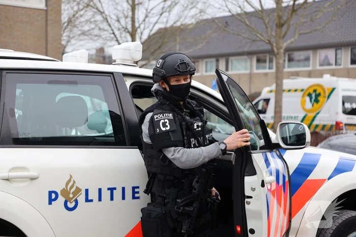 Zwaarbewapende agenten bij woning in Schuilenburg