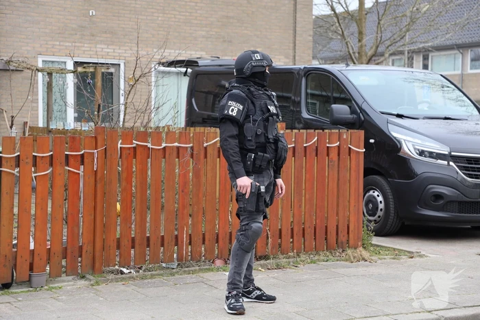 Zwaarbewapende agenten bij woning in Schuilenburg