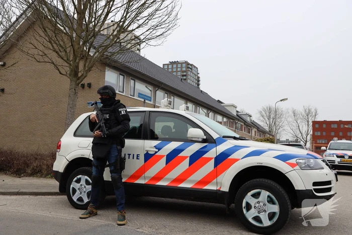 Zwaarbewapende agenten bij woning in Schuilenburg