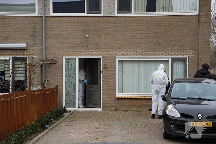 Zwaarbewapende agenten bij woning in Schuilenburg