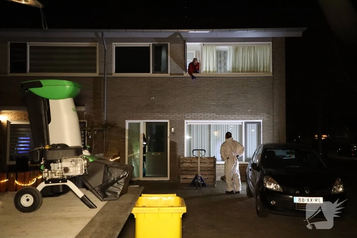 Zwaarbewapende agenten bij woning in Schuilenburg