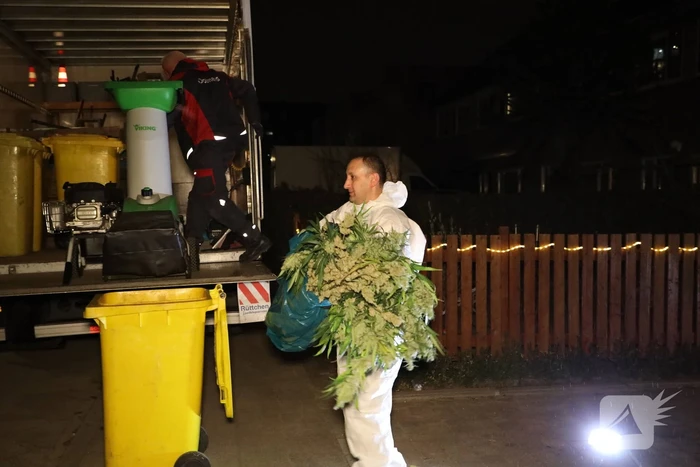 Zwaarbewapende agenten bij woning in Schuilenburg