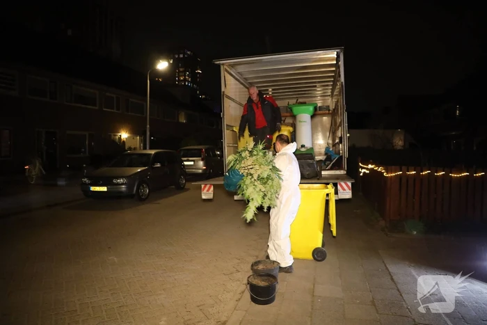 Zwaarbewapende agenten bij woning in Schuilenburg