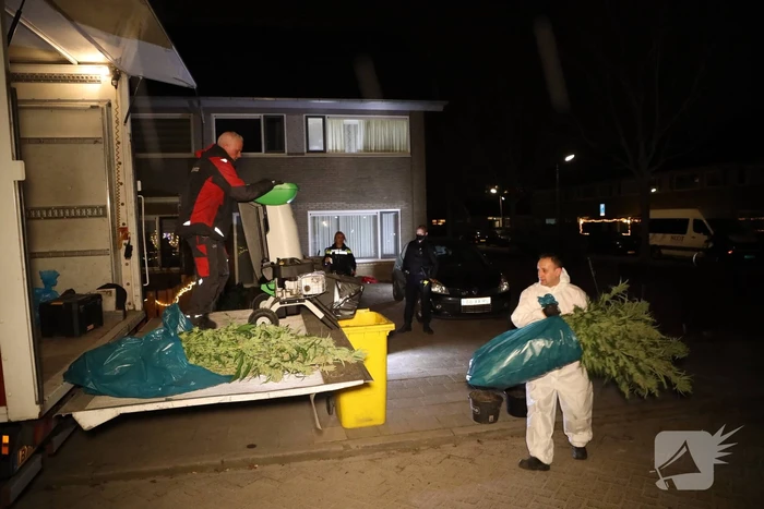 Zwaarbewapende agenten bij woning in Schuilenburg