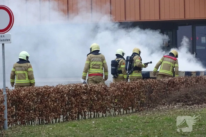 Veel rook bij brand in puincontainer