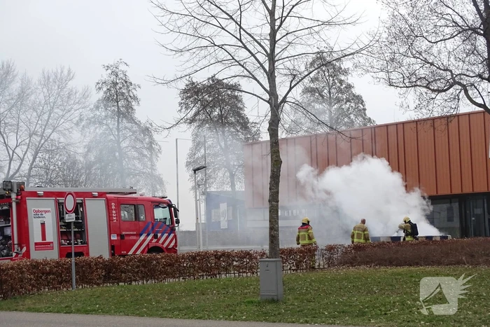Veel rook bij brand in puincontainer