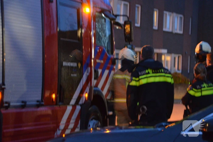 Brandweer onderzoekt vreemde lucht in woning