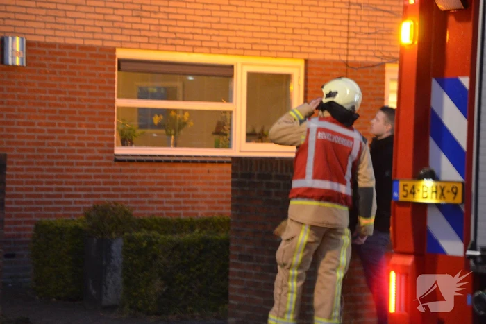 Brandweer onderzoekt vreemde lucht in woning