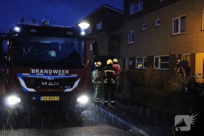 Brandweer onderzoekt vreemde lucht in woning
