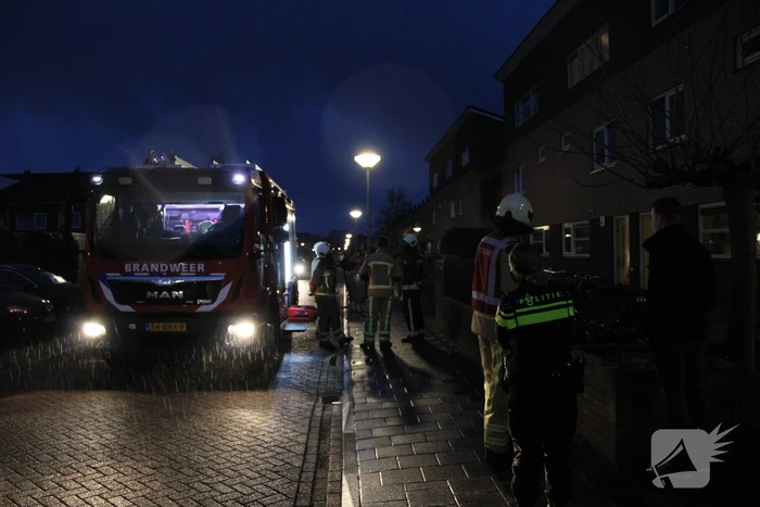 Brandweer onderzoekt vreemde lucht in woning
