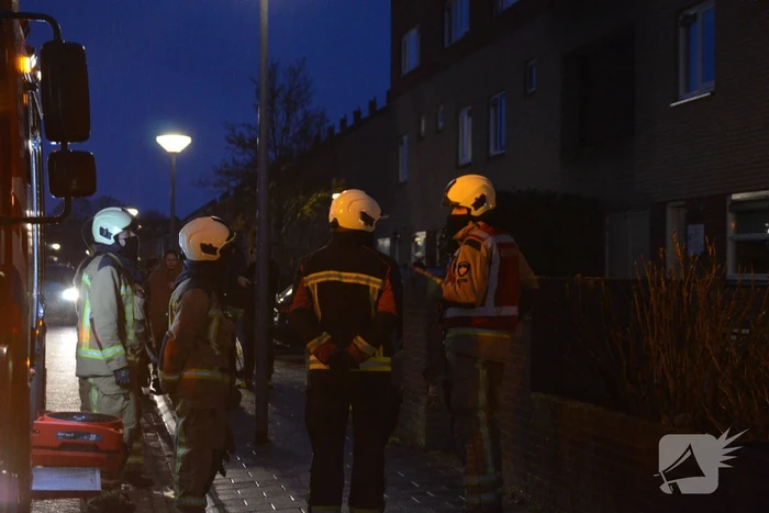 Brandweer onderzoekt vreemde lucht in woning