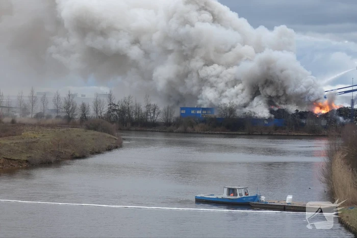 Zeer grote brand bij verschrotingsbedrijf