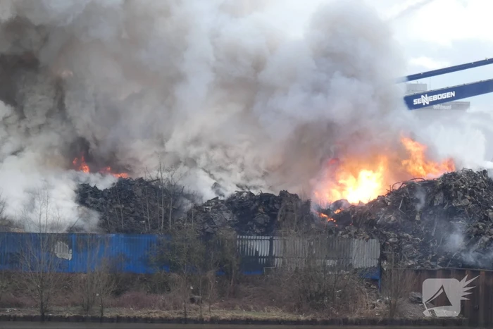 Zeer grote brand bij verschrotingsbedrijf