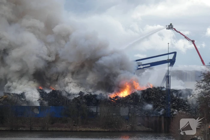 Zeer grote brand bij verschrotingsbedrijf