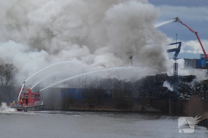 Zeer grote brand bij verschrotingsbedrijf