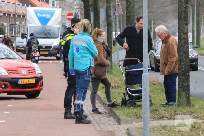 Scooterrijder botst op kinderwagen